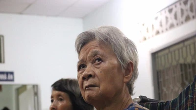 Cụ già reo lên: 'Em, em ơi... Mình có quà nè em...'