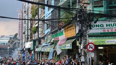 Hàng trăm người chen nhau cướp tiền, đồ cúng cô hồn