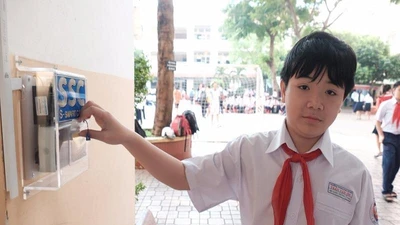 HS tới trường, quẹt thẻ chuyên nghiệp như đi làm