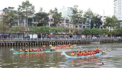 450 vận động viên tham gia đua thuyền truyền thống