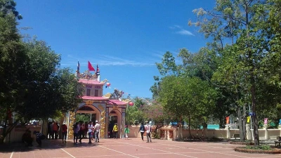 Dòng người đổ xô về Dinh Thầy Thím đầu năm