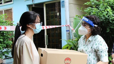 Lãnh đạo TP.HCM đến khu trọ trao tiền, quà hỗ trợ cho người dân