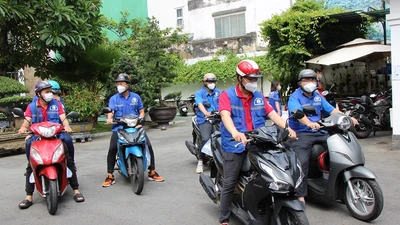 TP.HCM có đội shipper tình nguyện mang túi an sinh đến với người dân