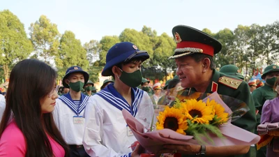 Thứ trưởng Bộ Quốc phòng động viên các thanh niên tại điểm giao quân TP Thủ Đức