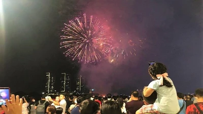 Sau 1 năm, hàng ngàn người dân TP.HCM lại nô nức đi xem pháo hoa