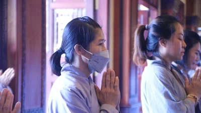 Hơn 1.000 người thành kính cầu siêu cho nạn nhân COVID-19