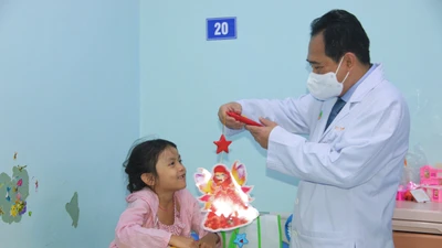 Bệnh nhi bất ngờ, thích thú nhận lồng đèn trung thu
