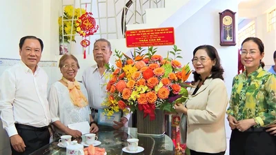 Chủ tịch HĐND TP.HCM Nguyễn Thị Lệ thăm các thầy thuốc tiêu biểu