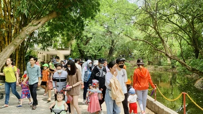 Người dân TP.HCM kéo về các điểm vui chơi dịp lễ