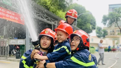 Hiện thực hóa ước mơ làm lính cứu hỏa của cậu bé 7 tuổi ung thư máu