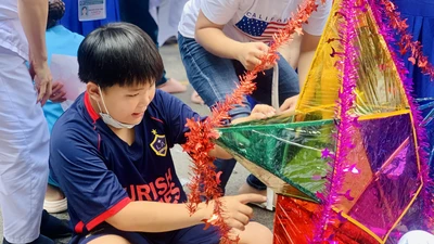 Bệnh nhi BV Nhi đồng 1 háo hức thi thiết kế lồng đèn trung thu
