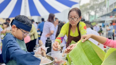 Thân nhân, bệnh nhi và nhân viên y tế thi gói bánh chưng, bánh tét