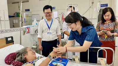 Vụ gãy nhánh cây tại Công viên Tao Đàn: Lãnh đạo UBND TP.HCM thăm, động viên nạn nhân