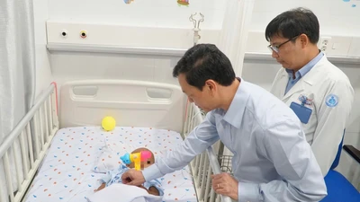 Thứ trưởng Bộ Y tế Nguyễn Tri Thức thăm bé trai 2 tuổi bị bạo hành