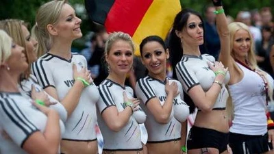 Nóng bỏng trận đấu cổ vũ Euro 2016 bằng body painting 