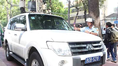 Ông Hải dẹp vỉa hè sau nhiều ngày vắng bóng