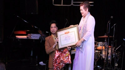 Lộ đơn ca sĩ Ngọc Sơn tự nhận mình là Giáo sư âm nhạc