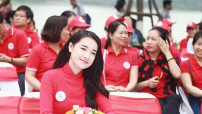 Diễn viên Nhã Phương tươi cười 'khuấy đảo' phố đi bộ Hà Nội