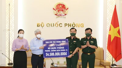 MTTQ Việt Nam tặng Bộ Quốc phòng hơn 54,5 tỉ để chống dịch