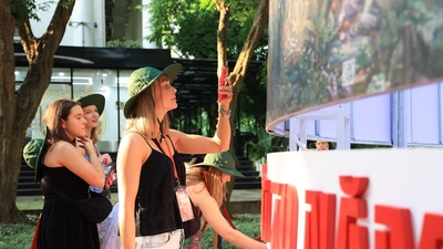 Người nước ngoài hào hứng với tranh panorama kỷ niệm 70 năm Chiến thắng Điện Biên Phủ