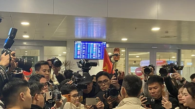 Người hâm mộ vượt lạnh trong đêm ra sân bay chào đón U-23 Việt Nam trở về 