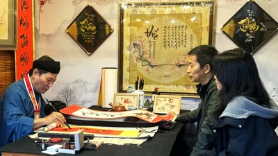 Về Văn Miếu xin chữ, thưởng lãm 'Dấu xưa Văn hiến' dịp xuân Bính Ngọ