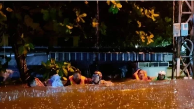 Thừa Thiên - Huế, Đà Nẵng ngập sâu, người dân cầu cứu