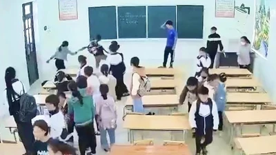 Vụ cô giáo bị học sinh nhốt, ném dép: Trẻ em ác độc do đâu? 