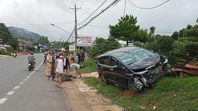 Ô tô lao sang đường tông xe máy, 2 người thương vong