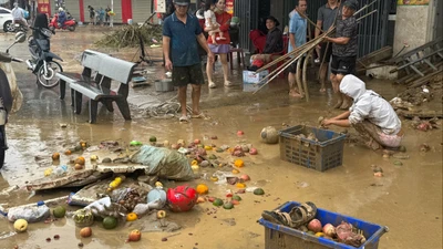 Người dân Diên Khánh trắng tay sau lũ: Tài sản quện đặc trong lớp bùn nhão