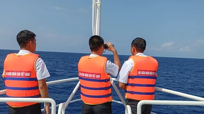 Bộ Tư lệnh Hải quân điều 3 tàu tìm kiếm ngư dân mất tích