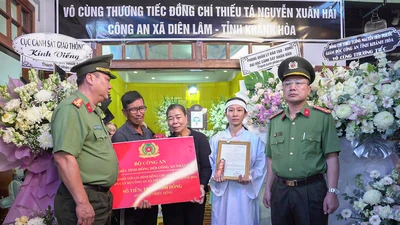 Trao bằng tốt nghiệp chuyên ngành điều tra hình sự cho Thiếu tá Nguyễn Xuân Hải