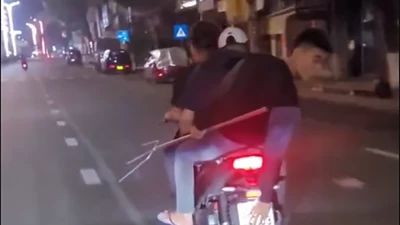 Video: Nhóm thanh niên cầm hung khí chạy xe máy lạng lách ở Nha Trang