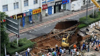 'Hố tử thần' rộng 600 m2 nuốt chửng người đi bộ