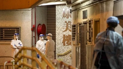 Nhân viên y tế tại chung cư Trường Khang - nơi có hai cư dân dương tính với virus Corona. Ảnh: SCMP