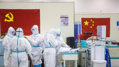 Nhân viên y tế Vũ Hán làm việc tại một bệnh viện dã chiến (Ảnh chụp ngày 17-2). Ảnh: AFP