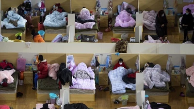 Bệnh nhân nhiễm COVID-19 tại một bệnh viện tạm thời (trước đó là một trung tâm thể thao ở Vũ Hán). Ảnh: TÂN HOA XÃ 