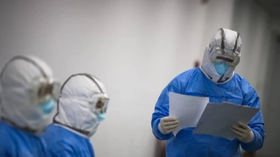 Y bác sĩ làm việc tại bệnh viện số 1 Vũ Hán (Ảnh chụp ngày 13-2). Ảnh: CCTV