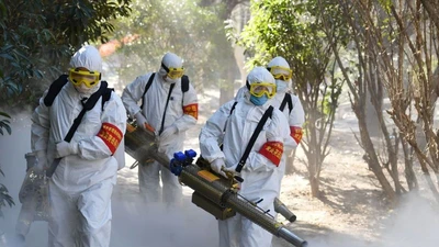 Các nhân viên y tế tiến hành khử trùng đường phố tỉnh An Huy phía Đông Trung Quốc (Ảnh chụp ngày 18-2). Ảnh: AFP
