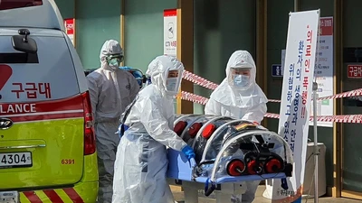 Cấp cứu bệnh nhân nhiễm COVID-19 tại một bệnh viện ở Daegu. Ảnh: YONHAP