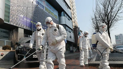 Nhân viên y tế khử trùng đường phố Daegu (Hàn Quốc) (Ảnh chụp ngày 22-2). Ảnh: AFP