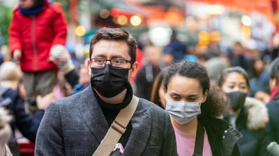 Người dân ở thủ đô Canberra (Úc) đeo khẩu trang trên đường phố (Ảnh chụp ngày 28-2). Ảnh: AFP 