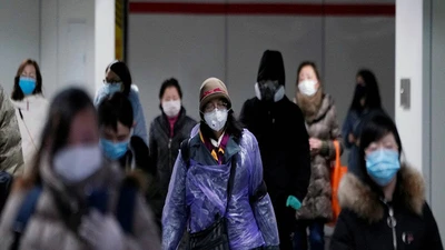 Hành khách đeo khẩu trang chống dịch COVID-19 tại sân bay. Ảnh: REUTERS 