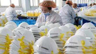 Sản xuất khẩu trang và các ngành liên quan "hái ra tiền" vì nhu cầu tăng cao trong mùa dịch COVID-19. Ảnh: BANGKOK POST