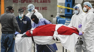 Một nạn nhân Mỹ tử vong vì COVID-19 được nhân viên y tế đưa đi ở quận Brooklyn, TP New York ngày 31-3. Ảnh: CNBC