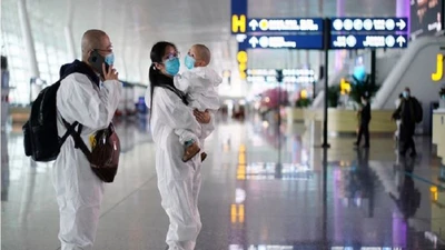 Khách du lịch trong bộ đồ bảo hộ tại sân bay sân bay quốc tế Thiên Hà Vũ Hán, TP Vũ Hán (tỉnh Hồ Bắc) hôm 10-4 vừa qua. Ảnh REUTERS