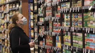 Cô Erin Call đeo khẩu trang kín khi mua sắm tại cửa hàng Harmons. Ảnh: AP