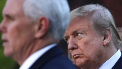 Tổng thống Donald Trump (phải) và Phó Tổng thống Mike Pence (trái) trong họp báo ngày 3-4 ở Nhà Trắng. Ảnh: REUTERS