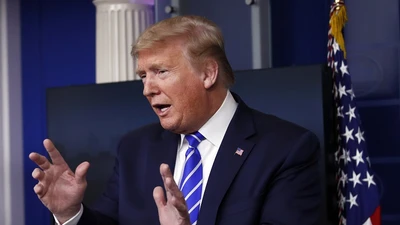 Tổng thống Mỹ Donald Trump phát biểu trong cuộc họp báo của đội đặc nhiệm chống COVID-19 ngày 23-4. Ảnh: AP