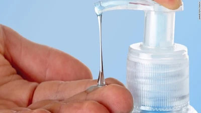 Mỹ cảnh báo số ca ngộ độc do uống phải nước rửa tay tăng cao. Ảnh: SHUTTERSTOCK
